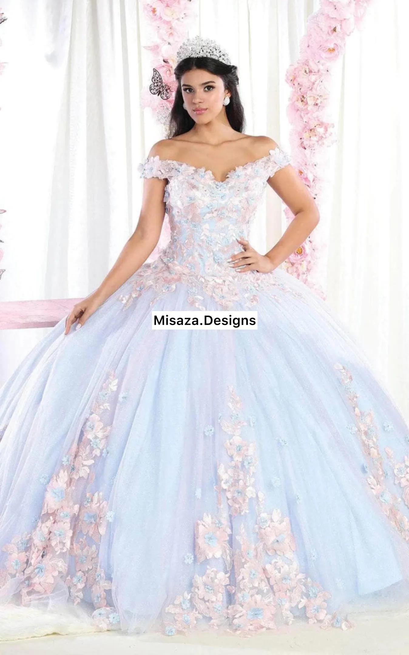 Vestido de 15 años Off Shoulder de dos tonos decorado con apliques rosado y flores en 3D celestes, falda corte princesa