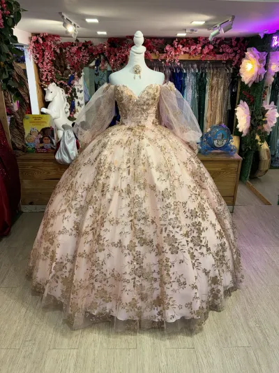 Vestido de 15 años Off Shoulder con mangas abullonadas decorado con apliques de flores en dorado