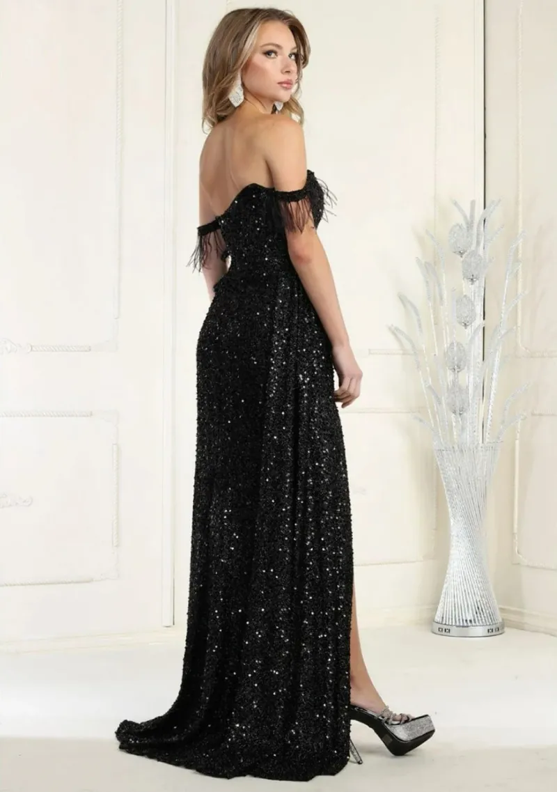 Vestido de Gala en tela de lentejuelas off shoulder decorado con plumas en mangas y falda con abertura y cola lateral