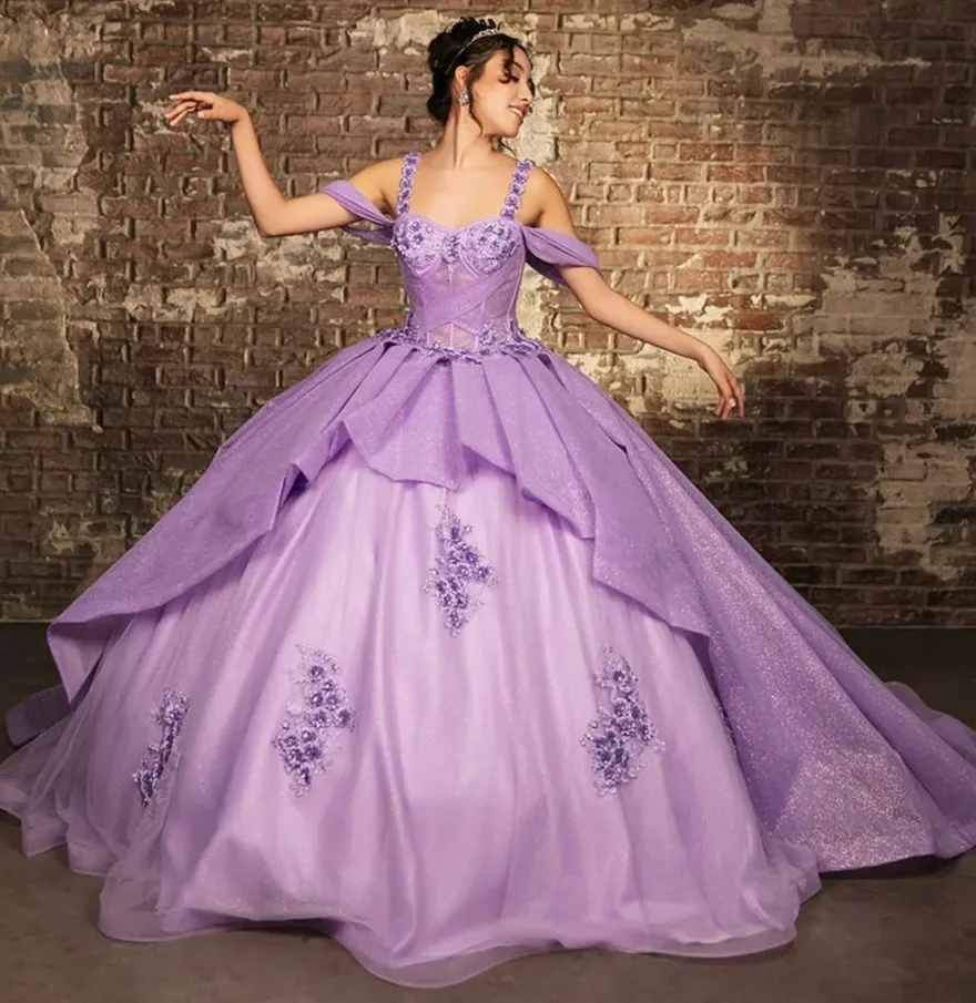 Vestido de 15 años de tiras decorado con apliques y flores en 3D en tela de glitter falda corte princesa con cola