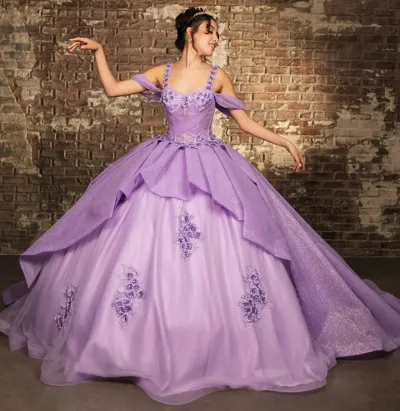 Vestido de 15 años de tiras decorado con apliques y flores en 3D en tela de glitter falda corte princesa con cola