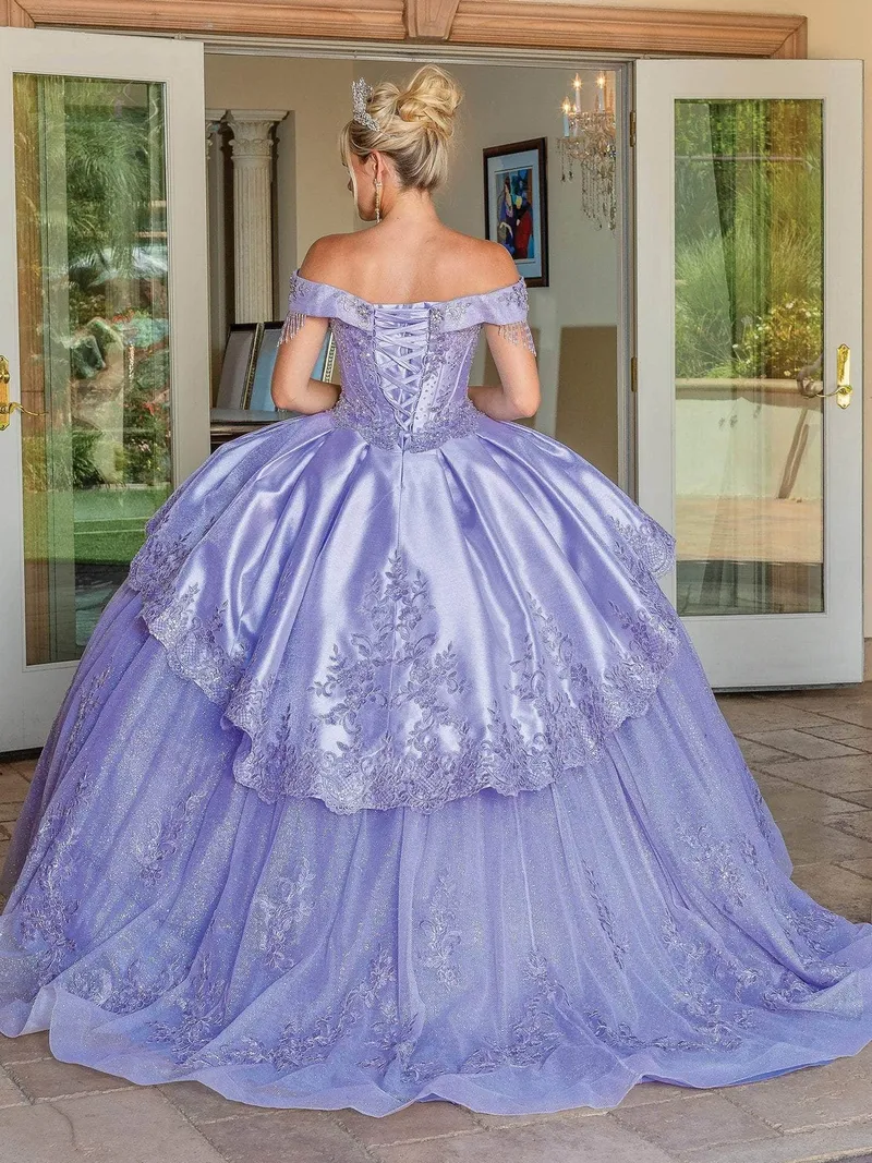 Vestido de 15 años Off Shoulder de dos (2) piezas color Lila decorado con pedrería en Top y falda corte Princesa