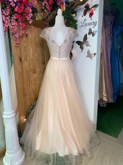 Vestido de Gala color Blush decorado con cristales en Top y falda corte A de Tull