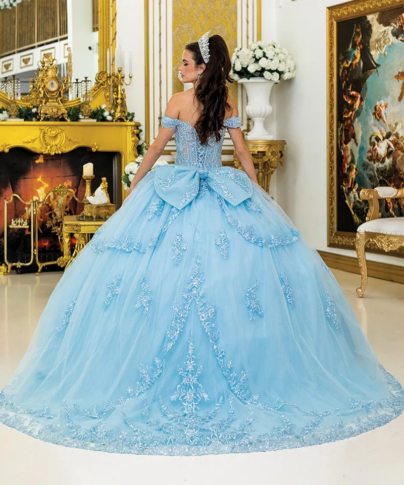 Vestido de 15 años Off Shoulder color Celeste estilo corset con transparencia decorado con apliques de flores y falda corte princesa