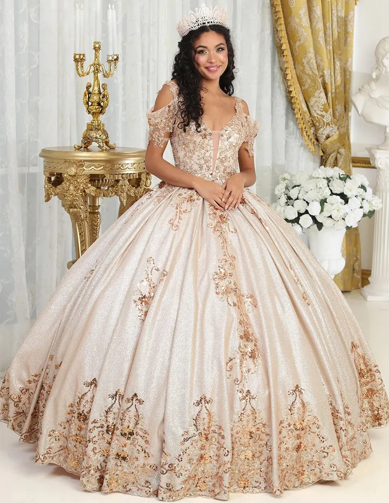 Vestido de 15 años de tiras color Dorado estilo corset decorado con glitter y apliques