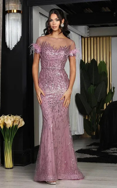 Vestido de Gala en tela de lentejuelas con pedrería decorado con plumas en mangas
