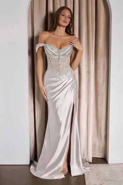 Vestido de Gala Off Shoulder decorado con pedrería, estilo corsé y falda con abertura lateral