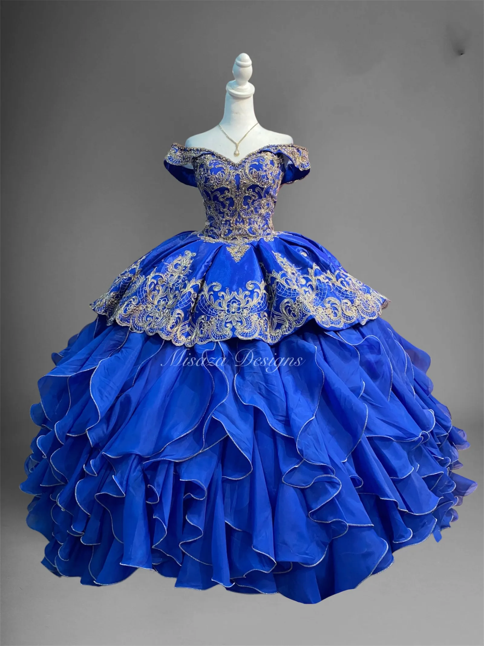 Vestido de 15 años de dos (2) piezas decorado con apliques en dorado y falda corte princesa desmontable