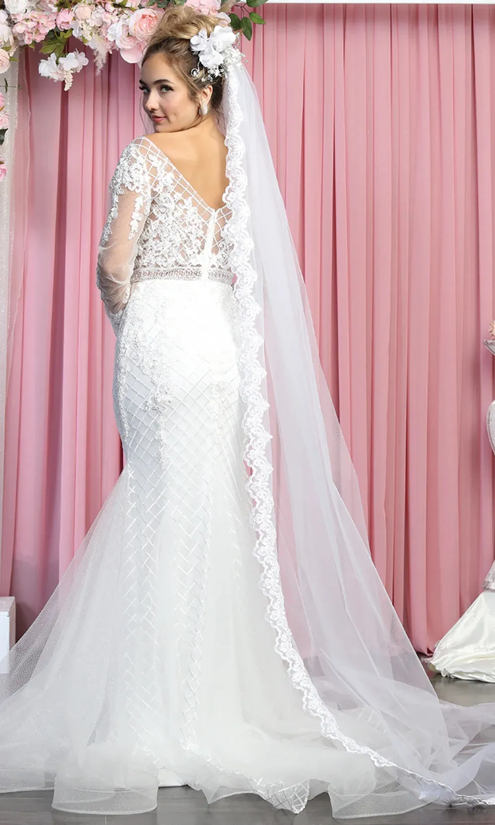 Vestido de Novia Cuello corte V, manga larga con transparencia decorado con apliques y falda corte Sirena