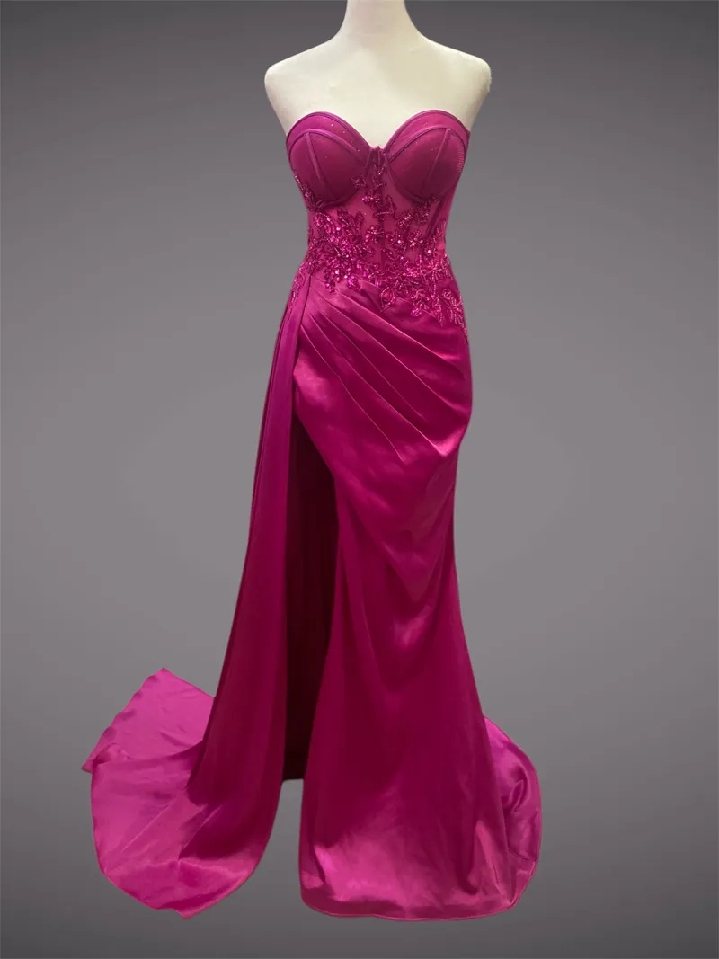 Vestido de Gala Strapless, escote corazón decorado con apliques y pedreria, falda con drapeado y abertura lateral