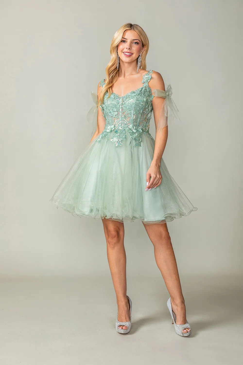 Vestido de Quinceañera corto de tiras estilo corset con transparencia decorado con glitter y apliques en top