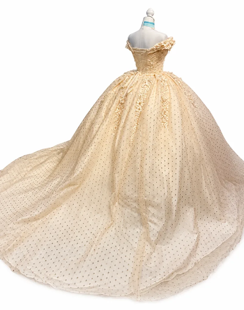 Maniquí con vestido de gala champán y cola amplia