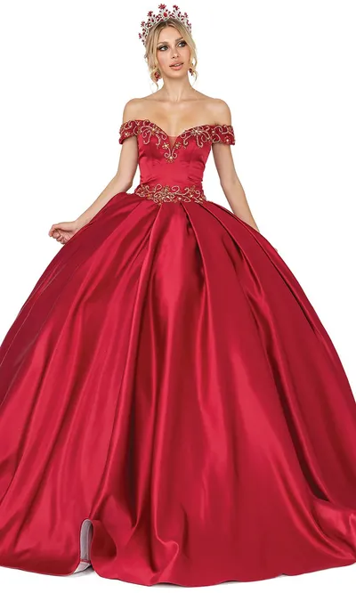 Vestido de 15 años Off Shoulder color Burgundy decorado con apliques dorados y falda corte princesa