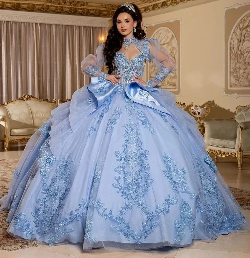 Vestido de 15 años Imperium con mangas abullonada decorado con pedrería y glitter, falda corte Princesa con cola