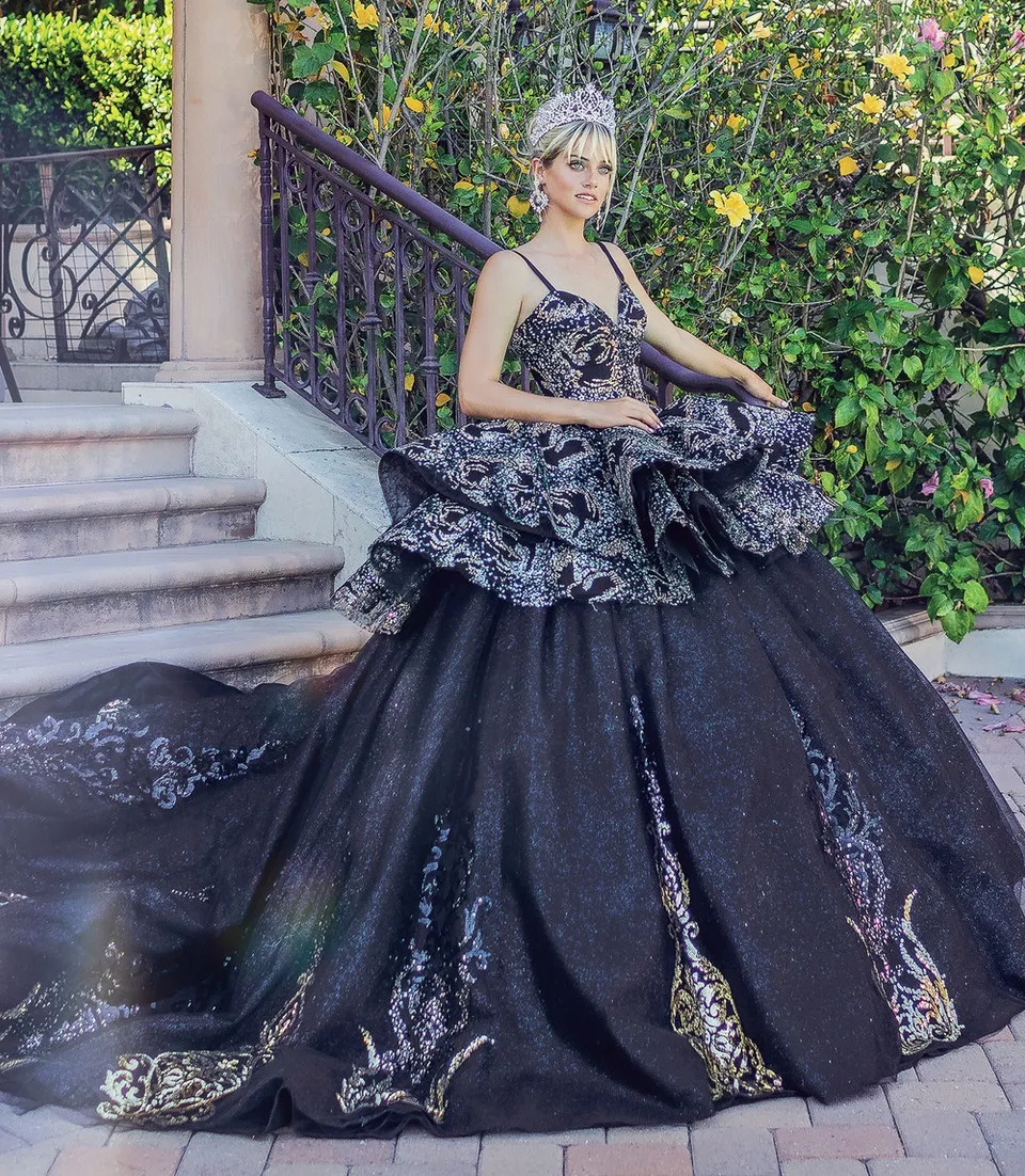 Vestido de 15 años de dos piezas decorado con apliques en glitter y flores en 3D en tela de glitter falda corte princesa