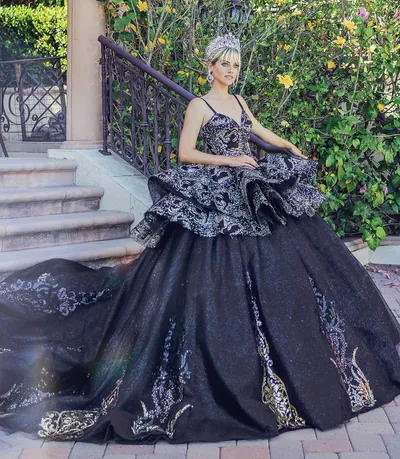 Vestido de 15 años de dos piezas decorado con apliques en glitter y flores en 3D en tela de glitter falda corte princesa