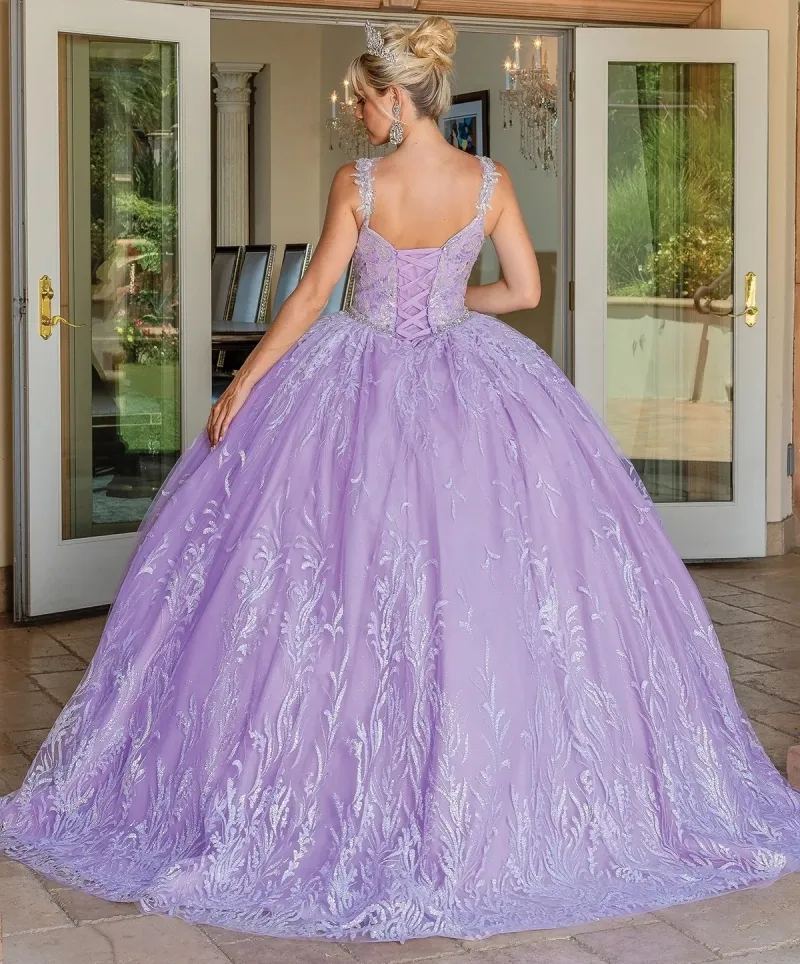 Vestido de 15 años de tiras decorado con apliques en tornasol y falda corte Princesa