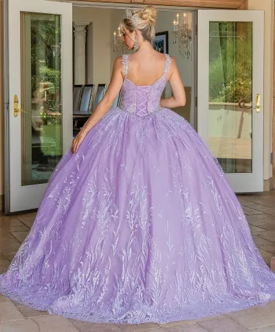 Vestido de 15 años de tiras decorado con apliques en tornasol y falda corte Princesa