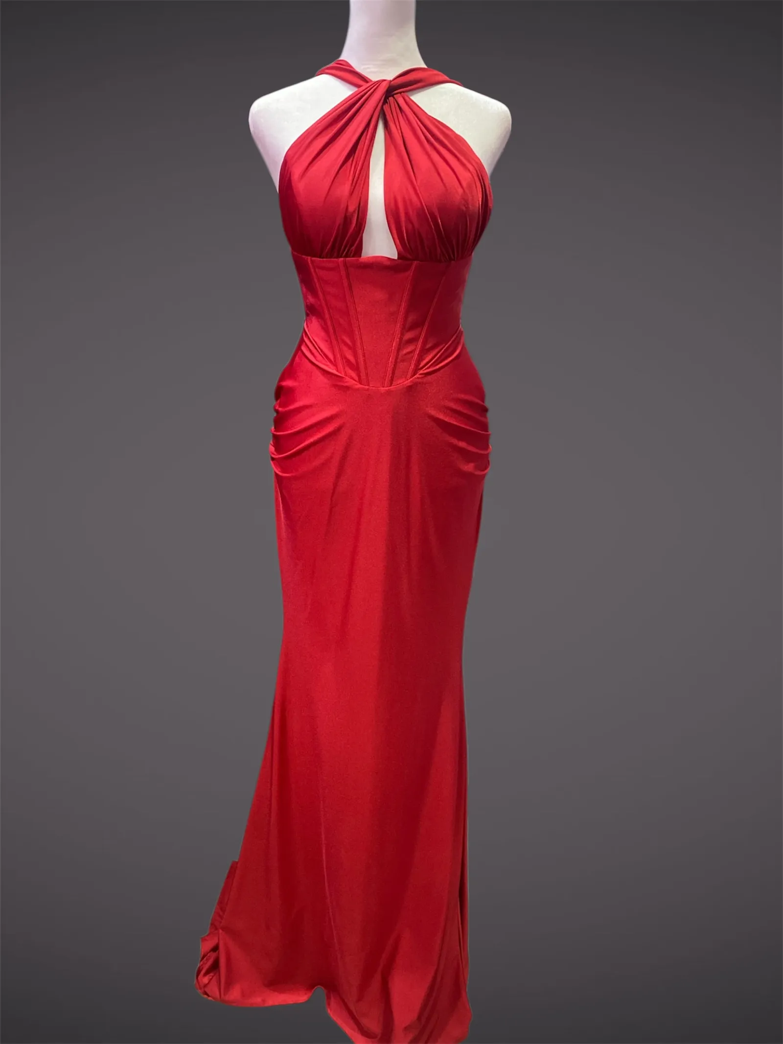 Vestido de Gala ajustado al cuerpo en tela alicrada color Rojo estilo corset y Cuello Halter