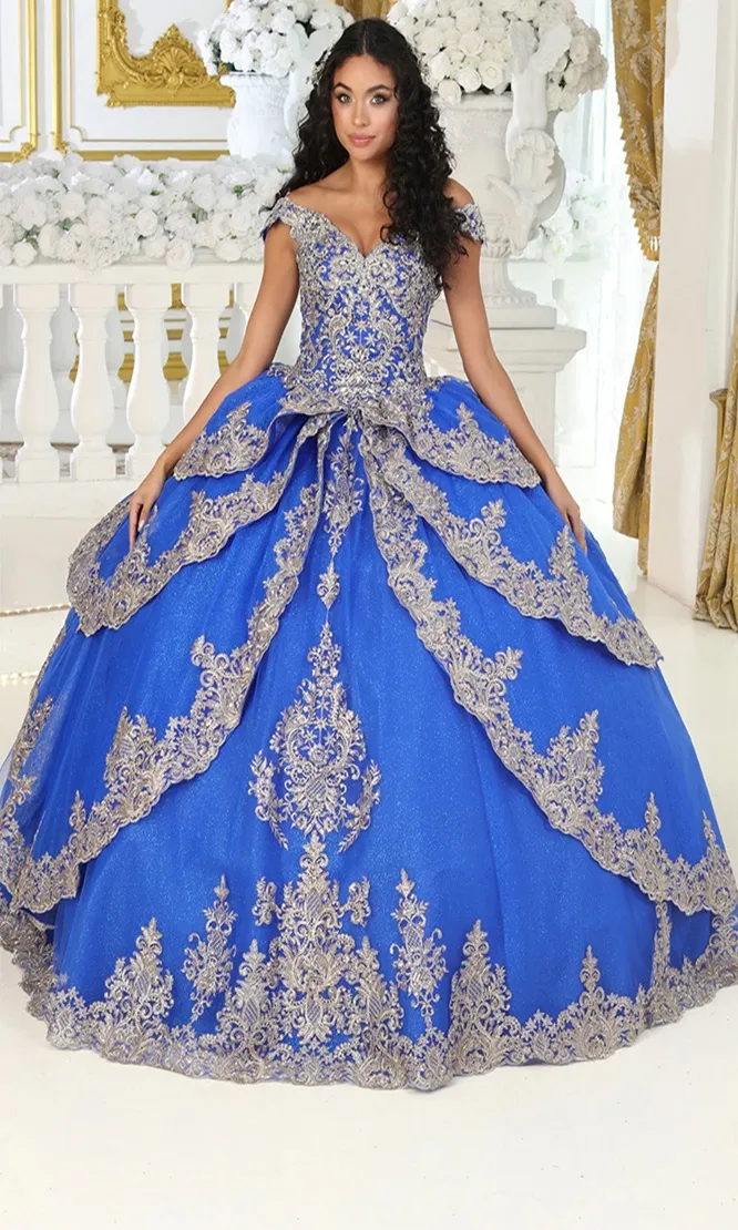 Vestido de 15 años Off Shoulder decorado con apliques dorados y falda corte princesa con capas