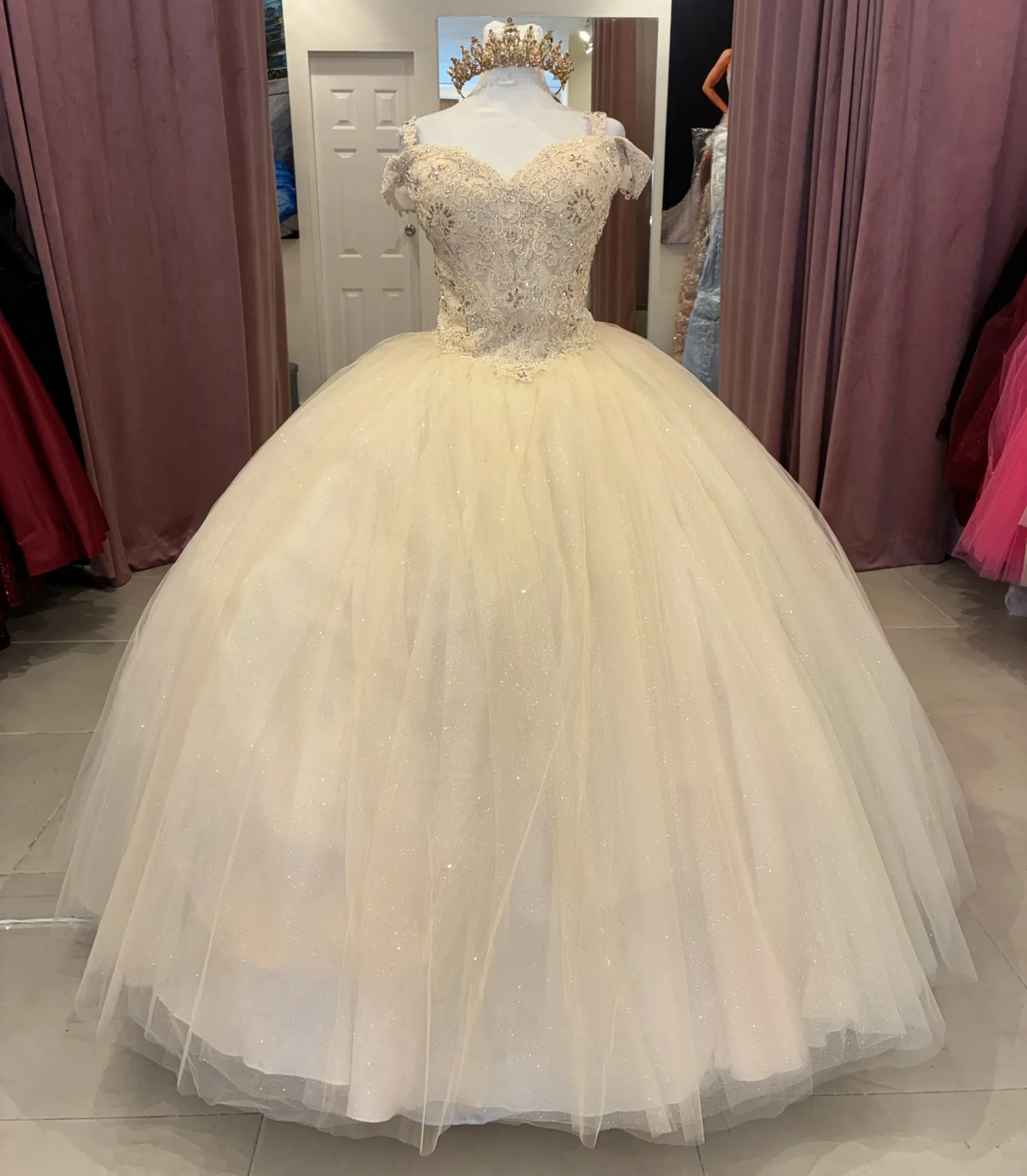 Vestido de 15 años Off Shoulder decorado con apliques en Top y falda corte Princesa
