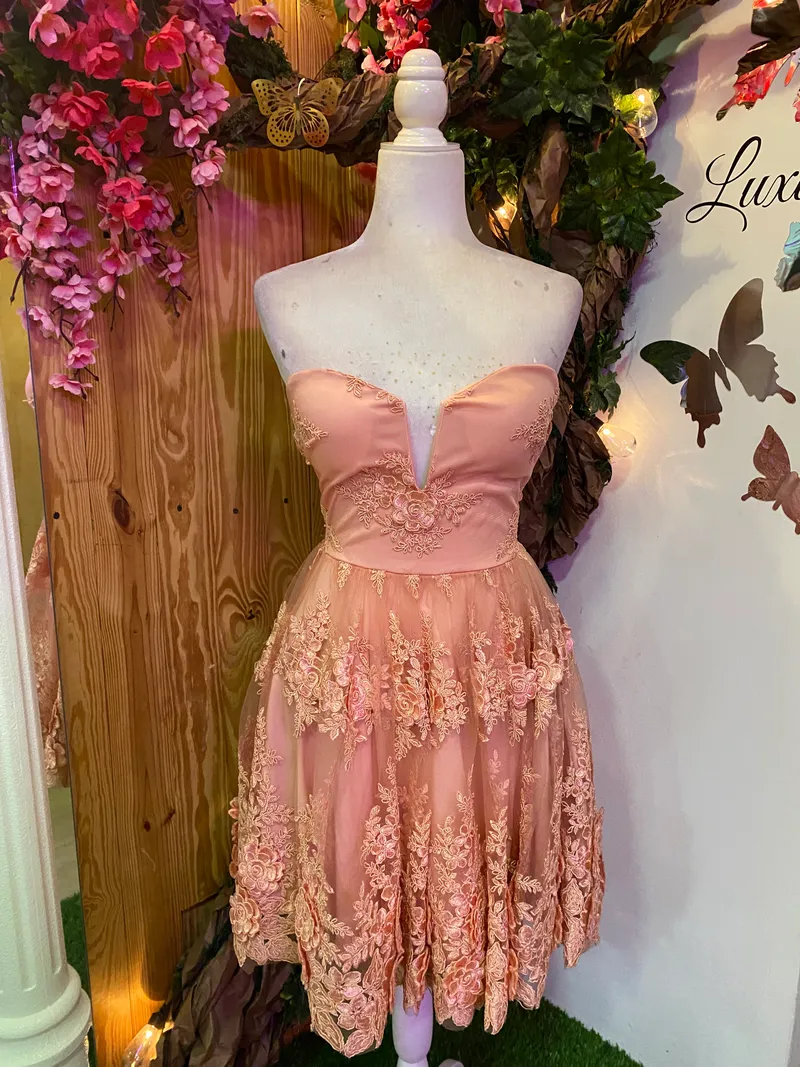 Vestido de Quinceañera corto Strapless color Rosado decorado con apliques de flores con falda corte A