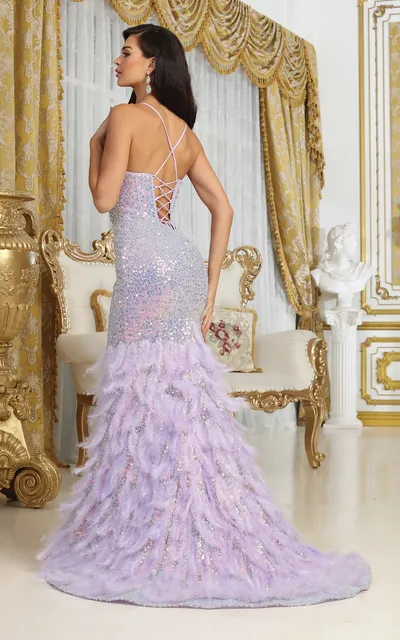 Vestido de Gala en tela de lentejuelas y falda corte sirena con cola decorado con plumas