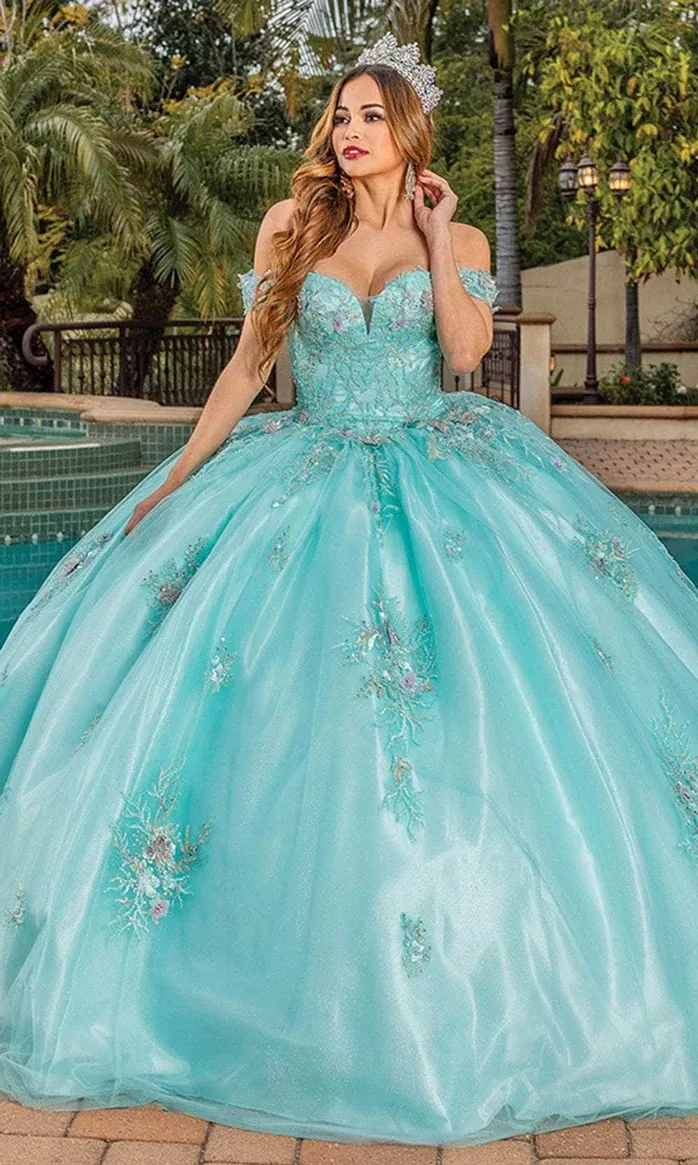 Vestido de 15 años Off Shoulder decorado con finos apliques y perlas, falda corte princesa con cola