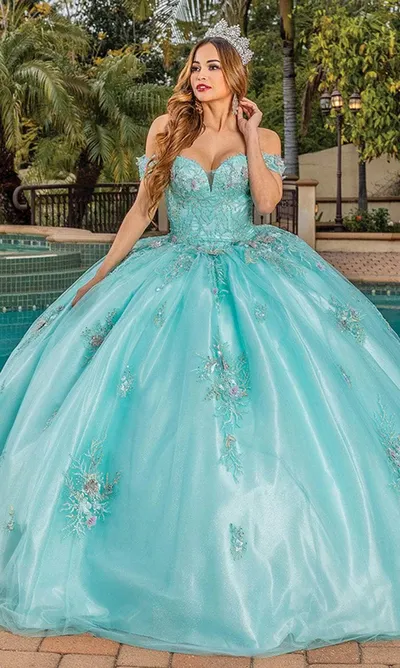 Vestido de 15 años Off Shoulder decorado con finos apliques y perlas, falda corte princesa con cola