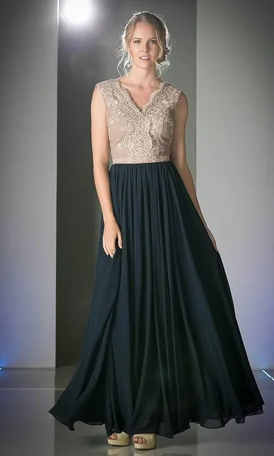 Vestido de Gala cuello en V con apluques en Top y falda corte A
