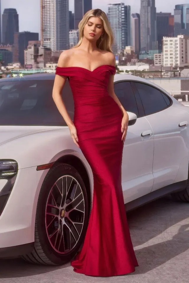 Vestido de Gala ajustado al cuerpo Off Shoulder mangas caidas en tela alicrada