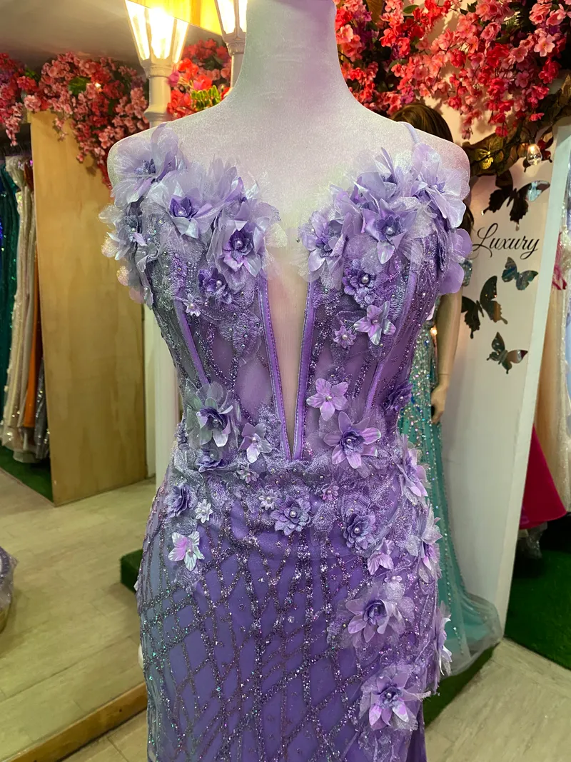 Vestido de Gala estilo corset con transparencia color Lila decorado con glitter y flores en 3D, falda con abertura lateral