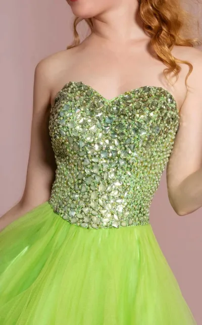 Vestido de Quinceañera corto Strapless decorado con pedrería en Top y falda corte A de Tul