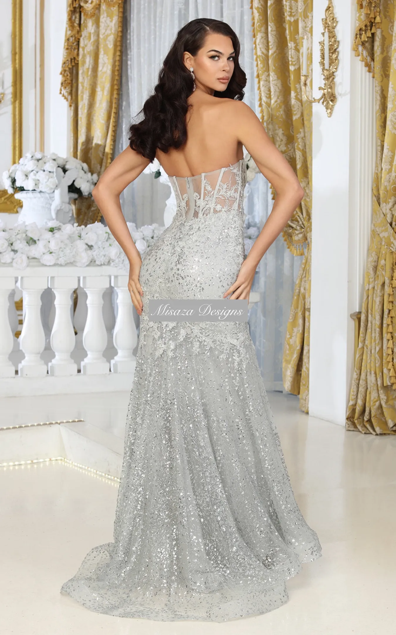 Vestido de Gala Strapless estilo corset con transparencia en tela de Glitter decorada con apliques
