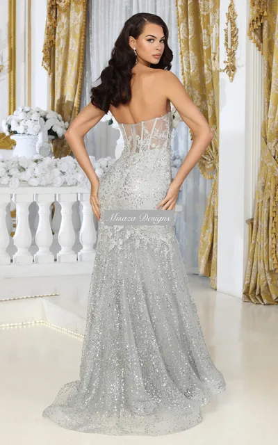 Vestido de Gala Strapless estilo corset con transparencia en tela de Glitter decorada con apliques