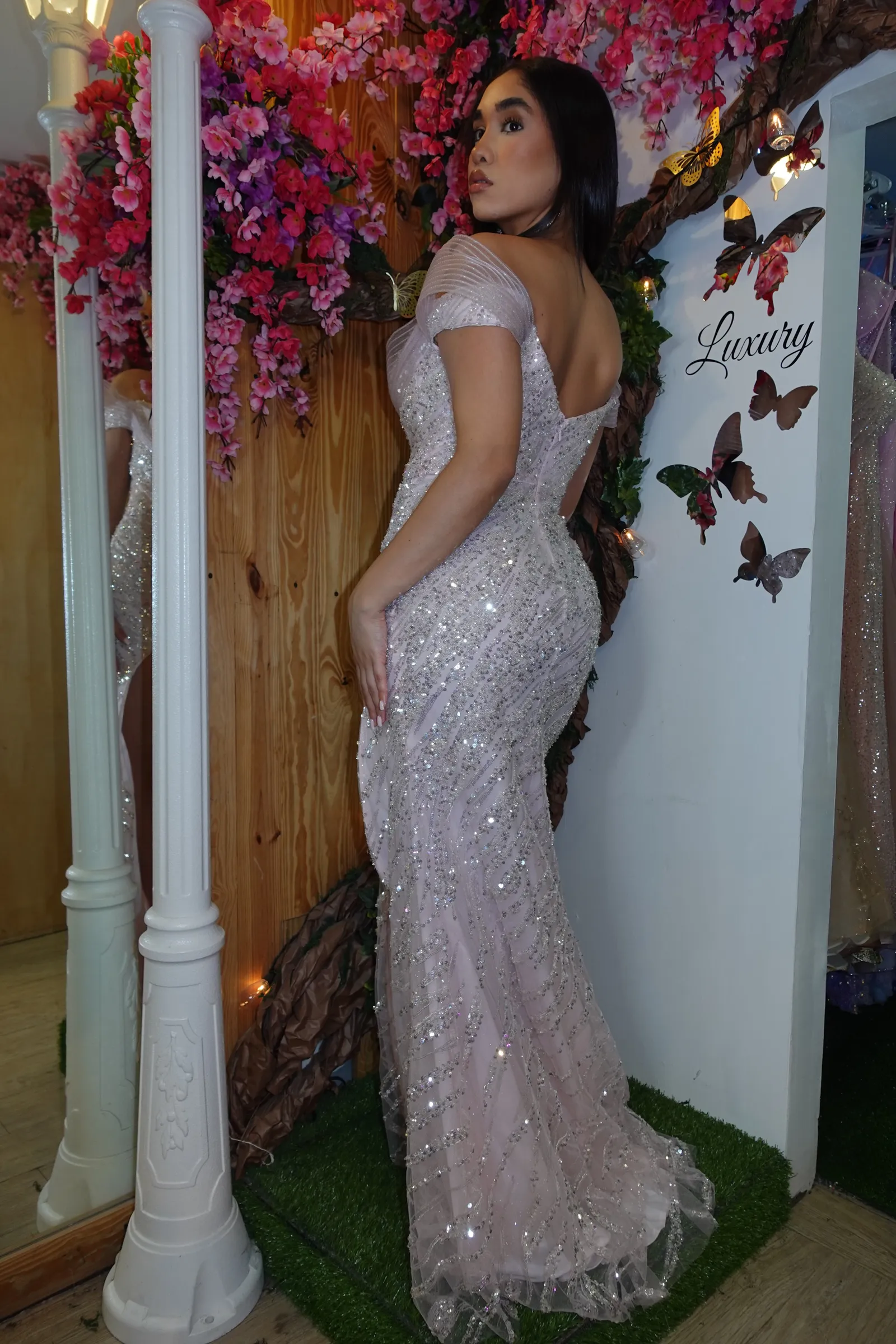 Vestido de Gala Off Shoulder ajustado color Rosado decorado con pedreria