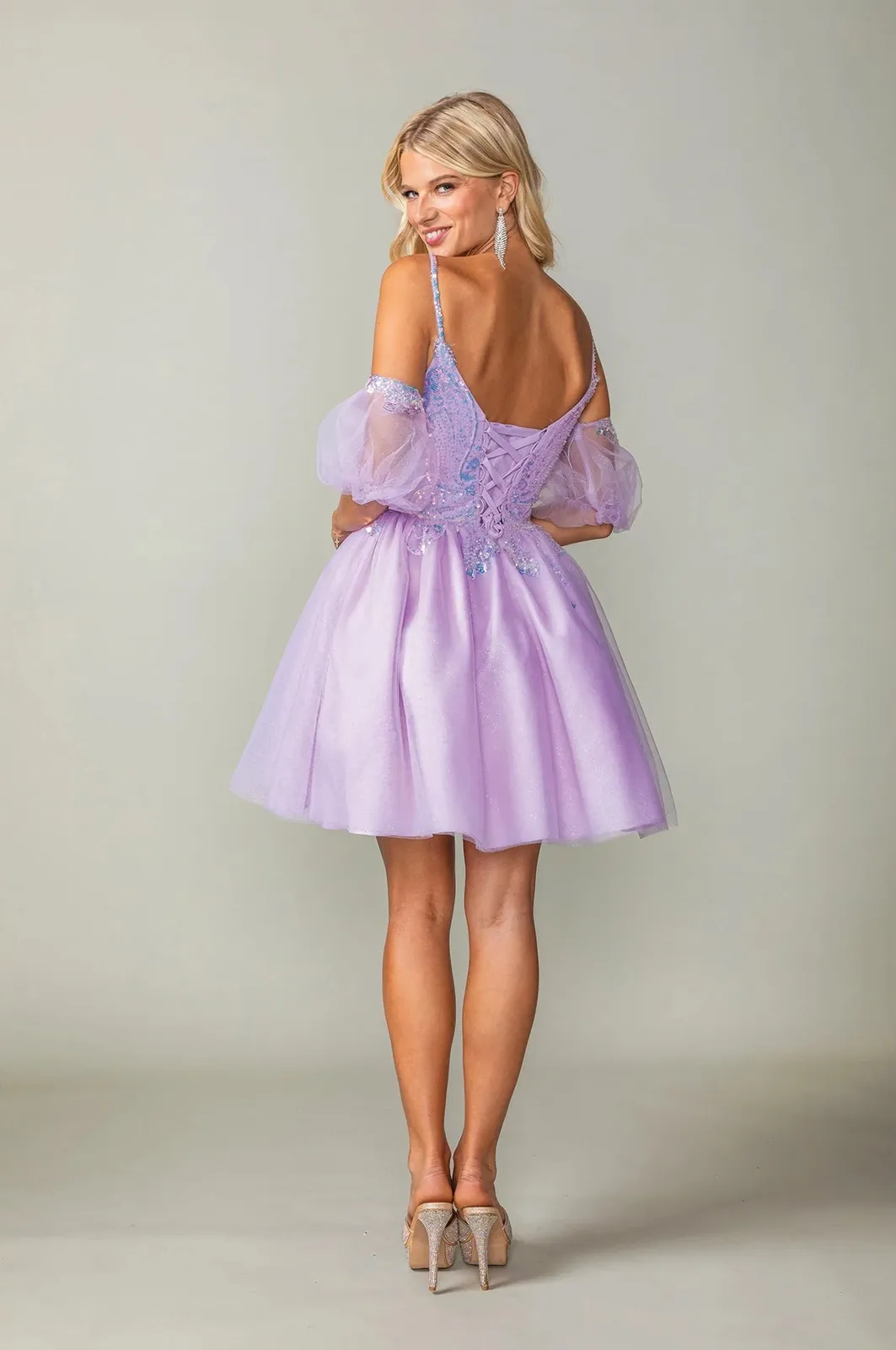 Vestido de Quinceañera corto con mangas abullonadas, decorado con Lentejuelas tornasol en Top y falda corte A
