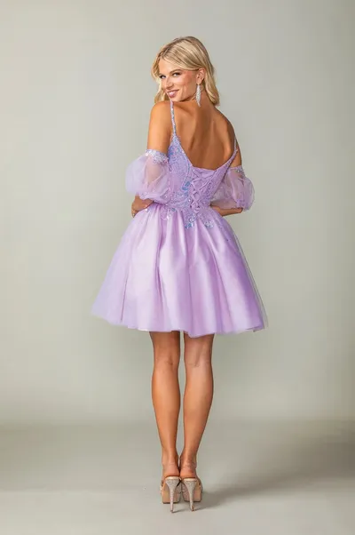 Vestido de Quinceañera corto con mangas abullonadas, decorado con Lentejuelas tornasol en Top y falda corte A