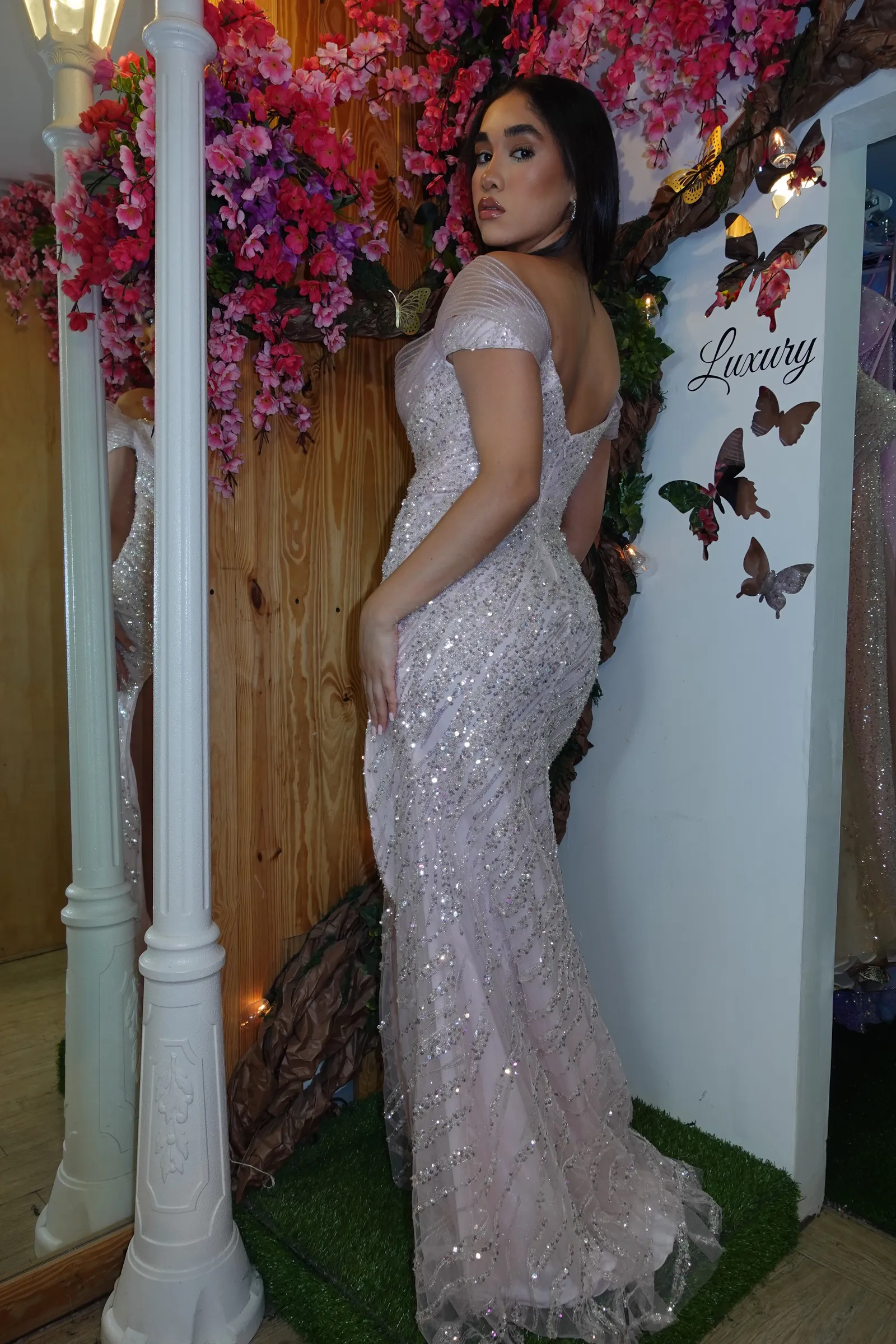 Vestido de Gala Off Shoulder ajustado color Rosado decorado con pedreria