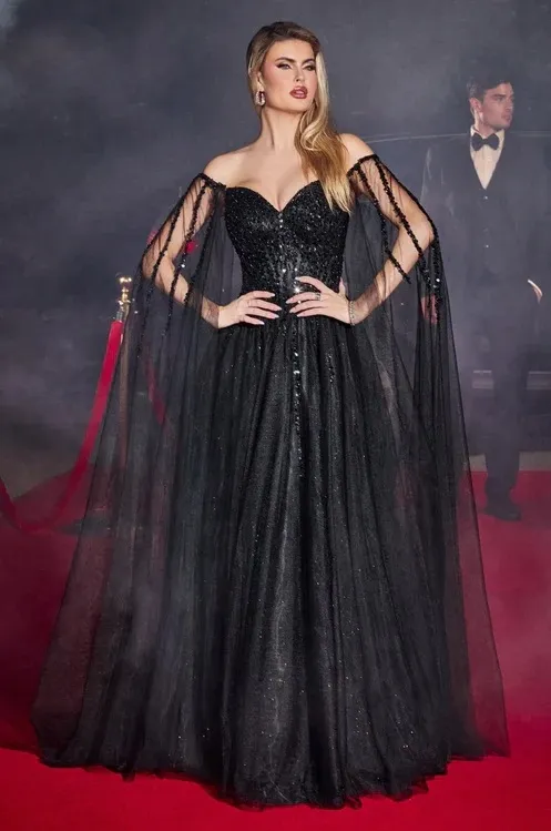 Vestido de Gala color Negro decorado con pedreria, capas en las mangas y falda corte A