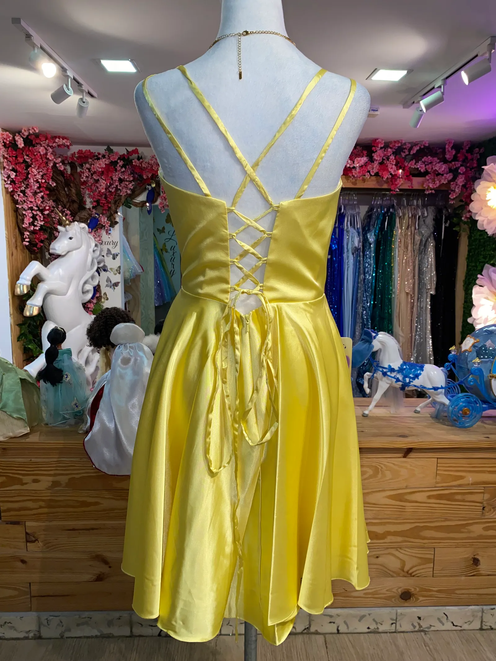 Vestido corto de tiras en tela de seda y falda corte A