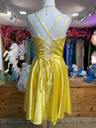 Vestido corto de tiras en tela de seda y falda corte A