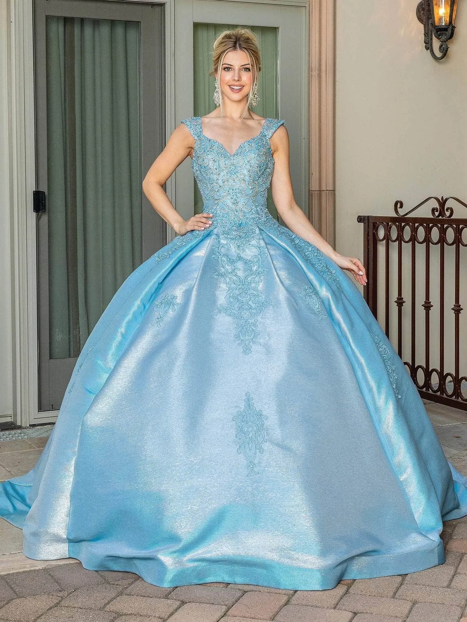 Vestido de 15 años Off Shoulder decorado con Glitter y finos apliques dorados falda corte princesa