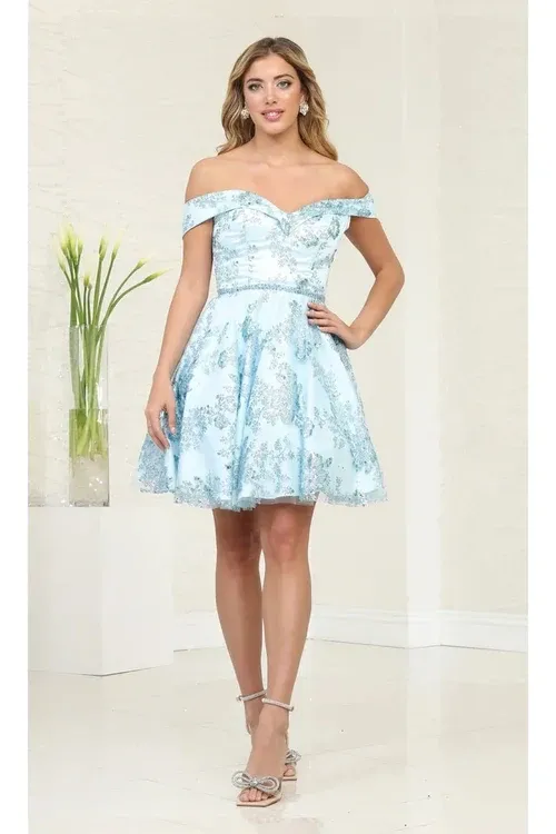 Vestido corto tipo cocktail off shoulder decorado con apliques y glitter