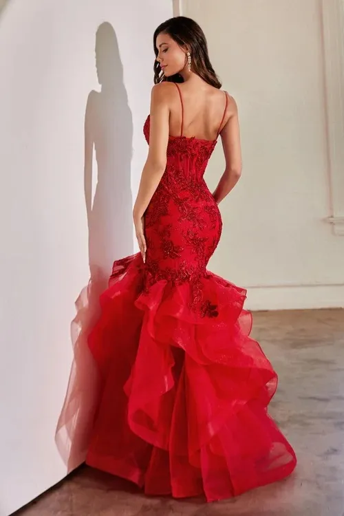 Vestido de gala estilo corset con transparencia decorado con apliques de flores y falda corte sirena de tull
