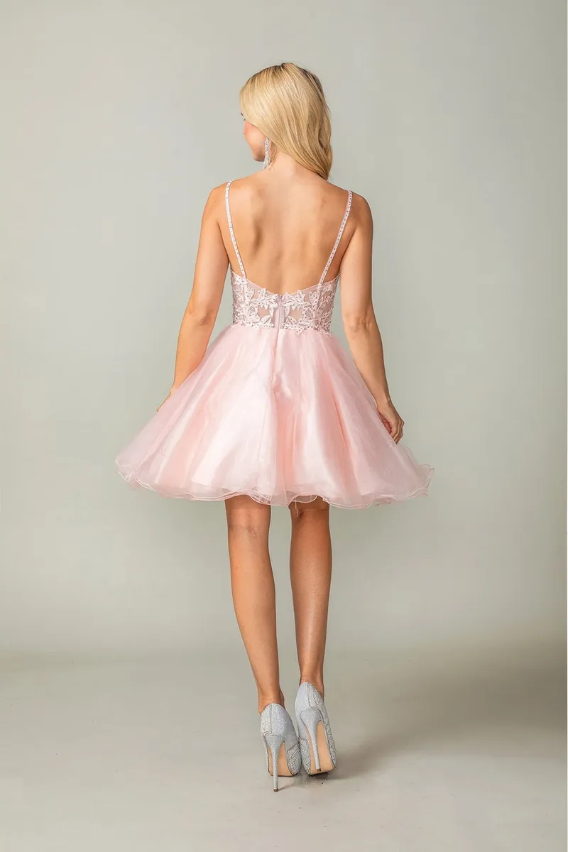 Vestido de Quinceañera corto de tiras estilo corset con transparencia decorado con apliques y pedreria en top