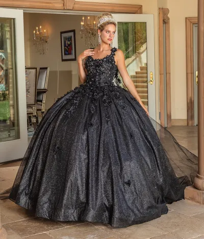 Vestido de 15 años de tiras decorado con apliques y flores en 3D en tela de Glitter, falda corte princesa y capa de Tull