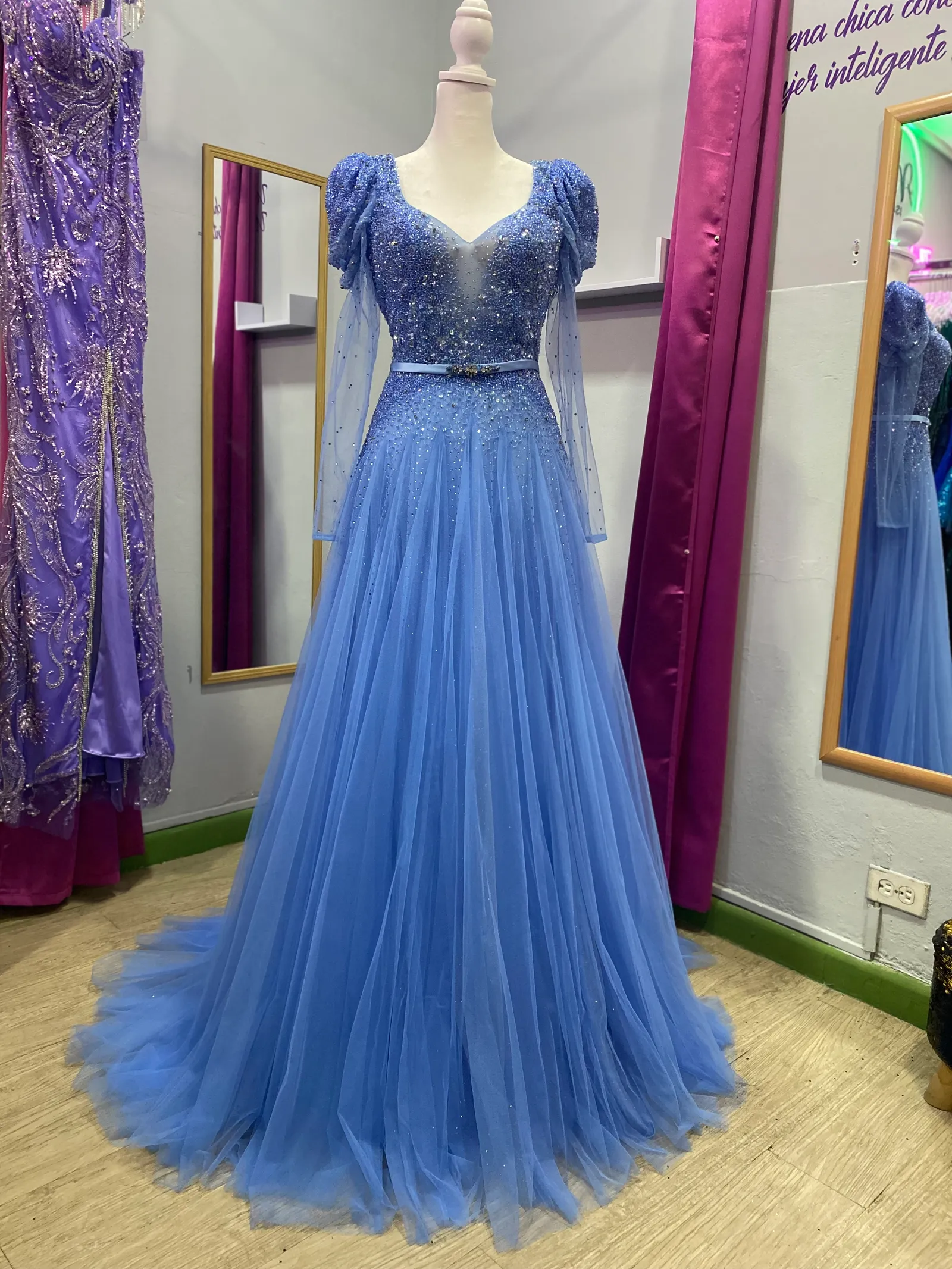 Vestido de Gala con mangas largas con transparencia espalda descubierta, decorado con pedreria en top y falda corte A de Tull