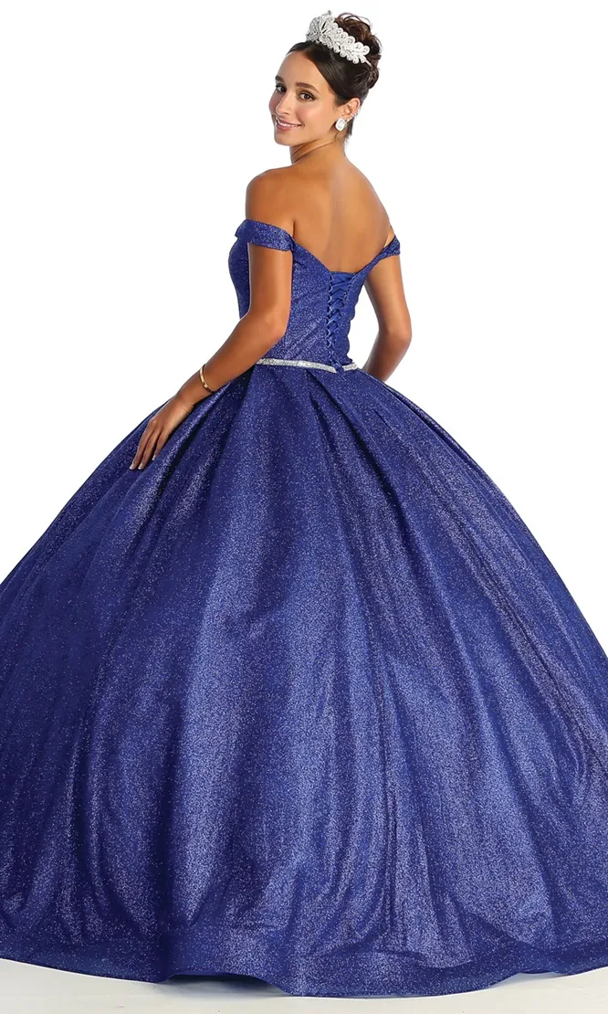 Vestido de 15 años Off Shoulder en tela de glitter decorado con pedreria plateada en cintura y falda corte princesa