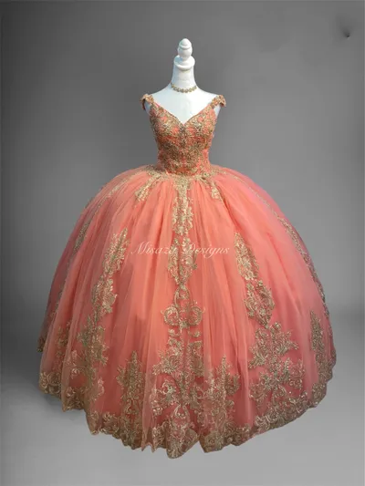 Vestido de 15 años de tiras decorado con apliques dorados en tela de glitter y falda corte princesa
